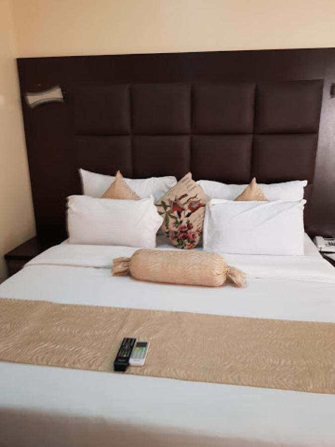 Room In Lodge - Cynergy Suites Royale, Lekki Lagos Exterior photo